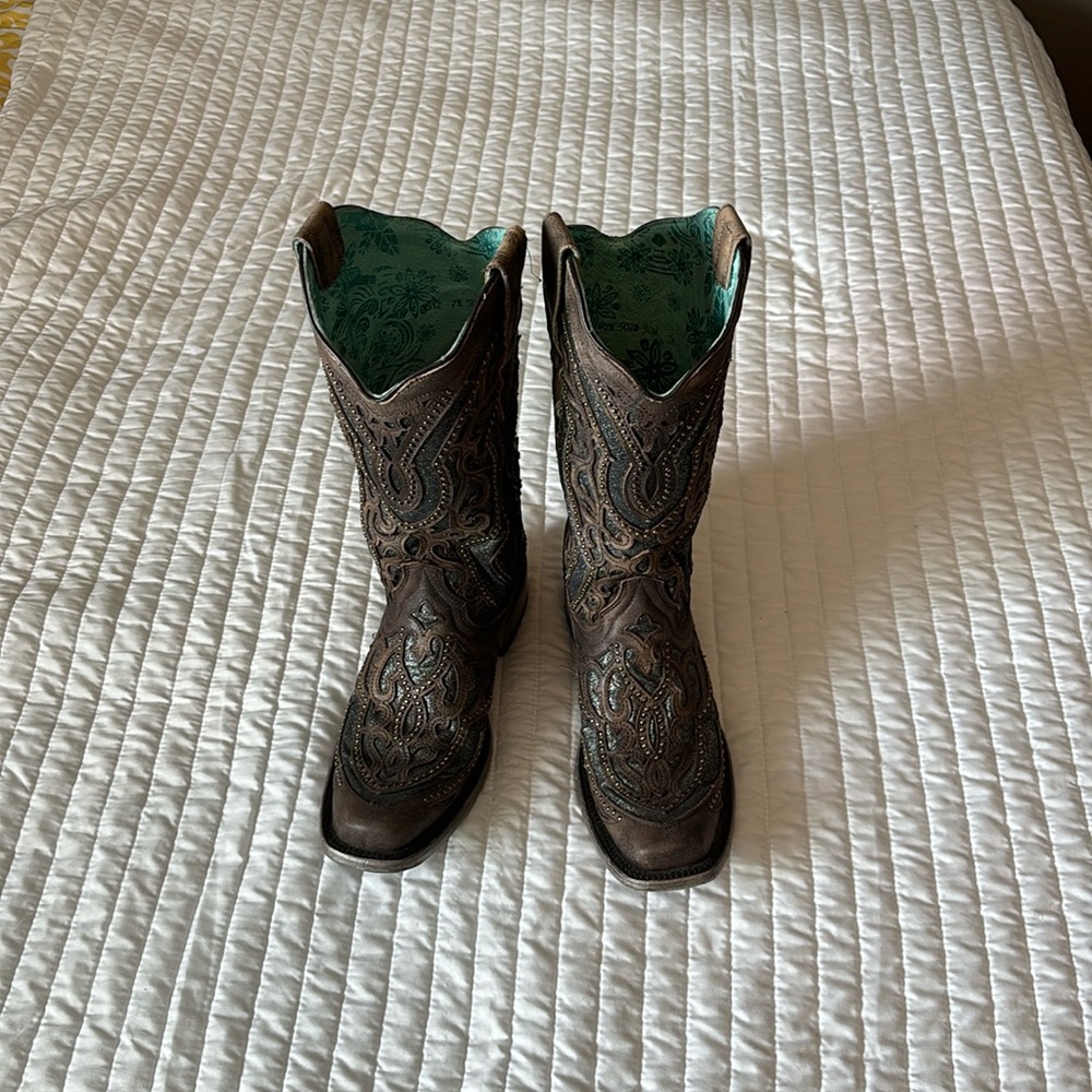 Women’s 7.5B Corral cowboy boots